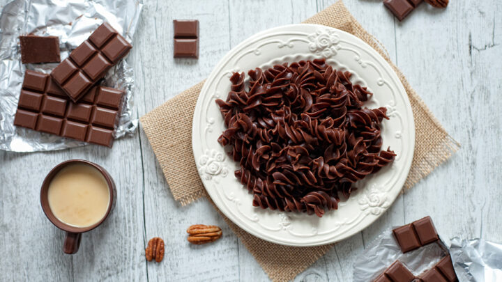 Mirage Gourmand photograhe culinaire styliste culinaire Paris Chocolate pasta on a white plate