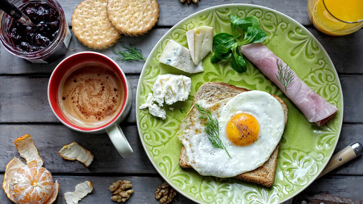 Mirage Gourmand photograhe culinaire styliste culinaire Paris Breakfast with an egg on a toast