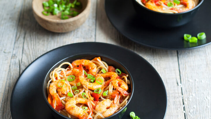 Mirage Gourmand photograhe culinaire styliste culinaire Paris Noodles with bean sprouts and shrimp in black bowls.