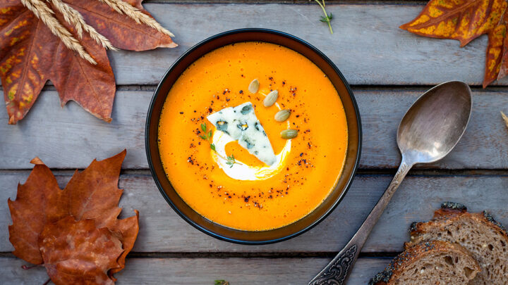 Mirage Gourmand photograhe culinaire styliste culinaire Paris Pumpkin soup with rustic table and autumn leaves