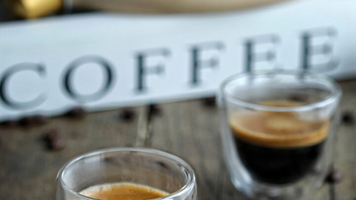 Mirage Gourmand photograhe culinaire styliste culinaire Paris Two glasses of coffee on a rustic table