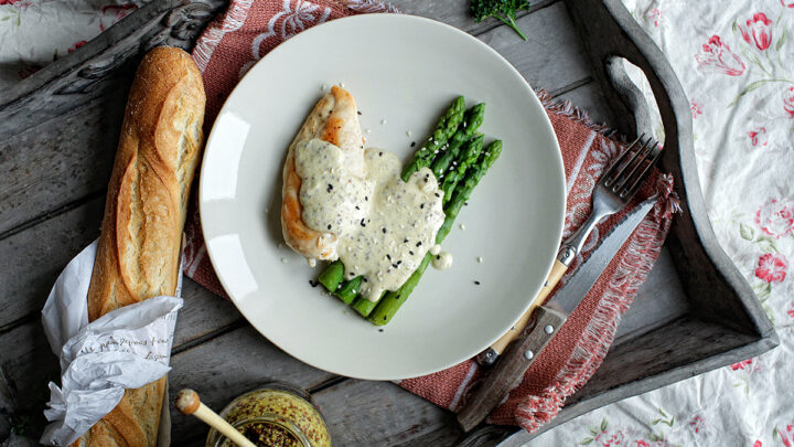 Mirage Gourmand photograhe culinaire styliste culinaire Paris Chicken and asparagus with creamy sauce on a grey wooden tray