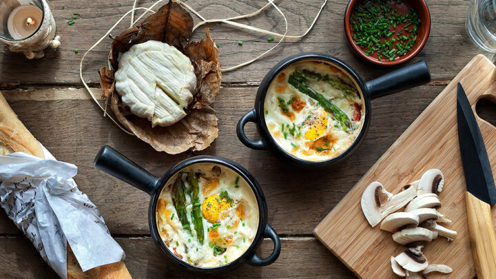 Mirage Gourmand photograhe culinaire styliste culinaire Paris Two black pots with baked eggs and vegetables on a wooden table